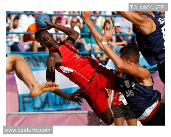 精彩足球明星手球集锦视频回顾展现绝妙技巧与瞬间魅力 精彩足球明星手球集锦视频回顾展现绝妙技巧与瞬间魅力