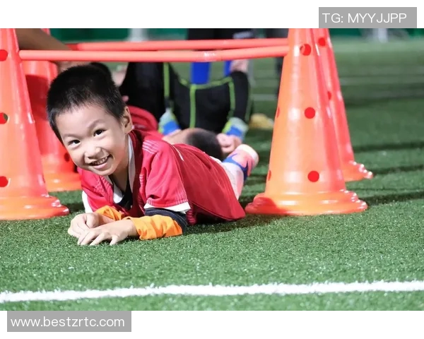 足球明星的孩子们萌态百出可爱瞬间引发网友热议与点赞