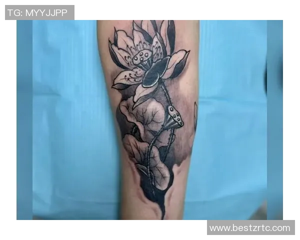 足球明星荷花纹身图案的魅力与意义解析及其在球场上的独特风格展示 足球明星荷花纹身图案的魅力与意义解析及其在球场上的独特风格展示